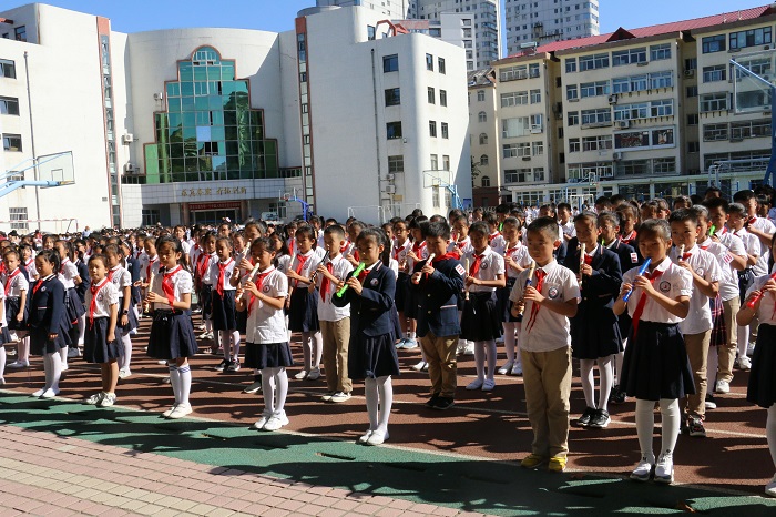 威海市鲸园小学举行暑假综合实践作业展评活动