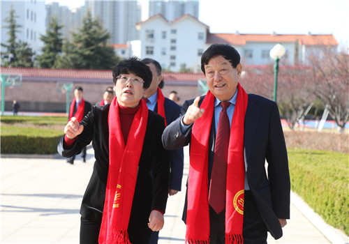 威高集团陈学利先生一行回访母校威海一中