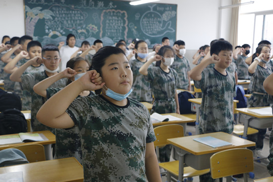 在开学典礼上,青年教师代表,学生代表分别发言,校长战元川致辞,全面