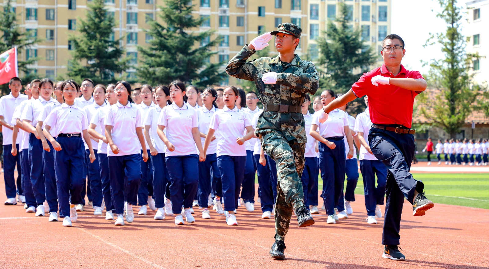 威海二中举行高一新生家长开放日及军训汇报表演